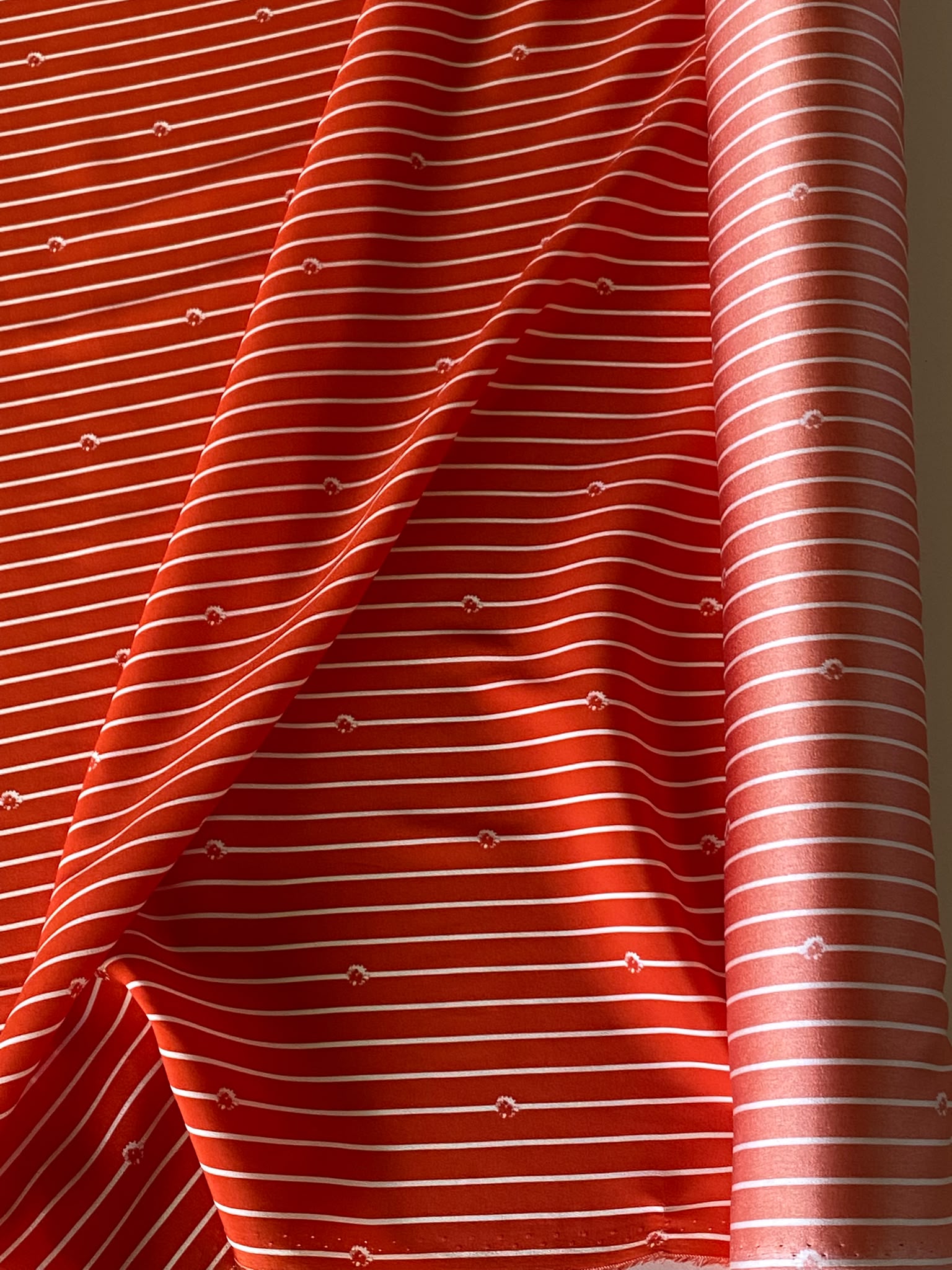 Tesatura crepe de chine din matase naturala - model liniar, Rosu/Alb