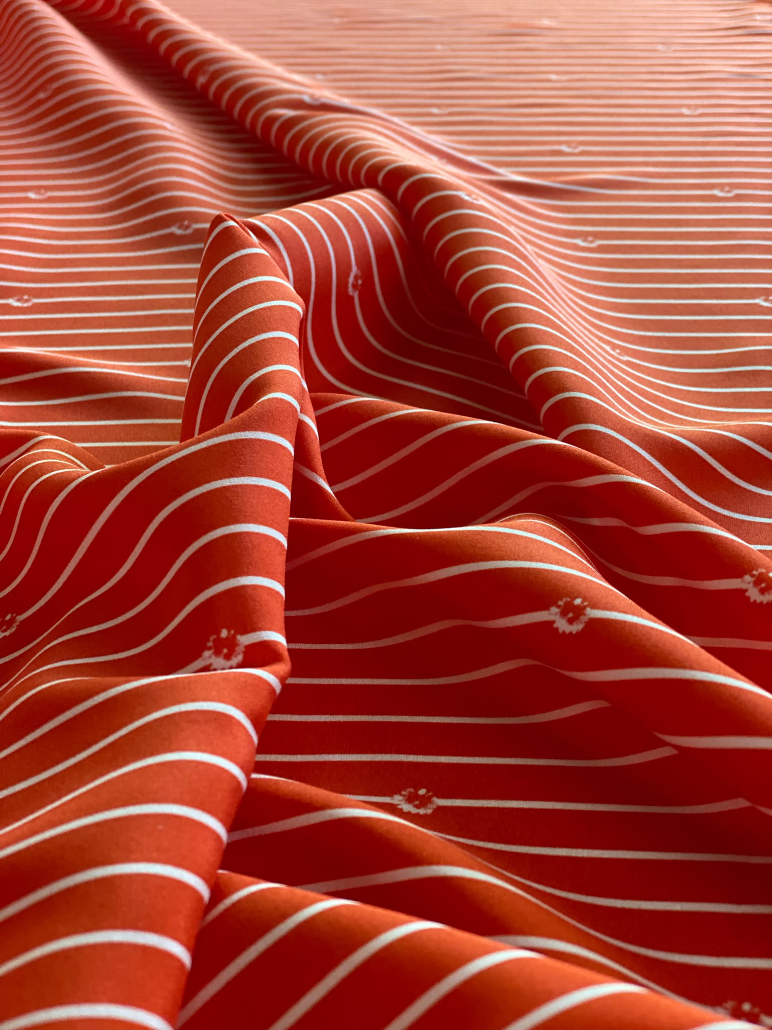 Tesatura crepe de chine din matase naturala - model liniar, Rosu/Alb - imagine 4