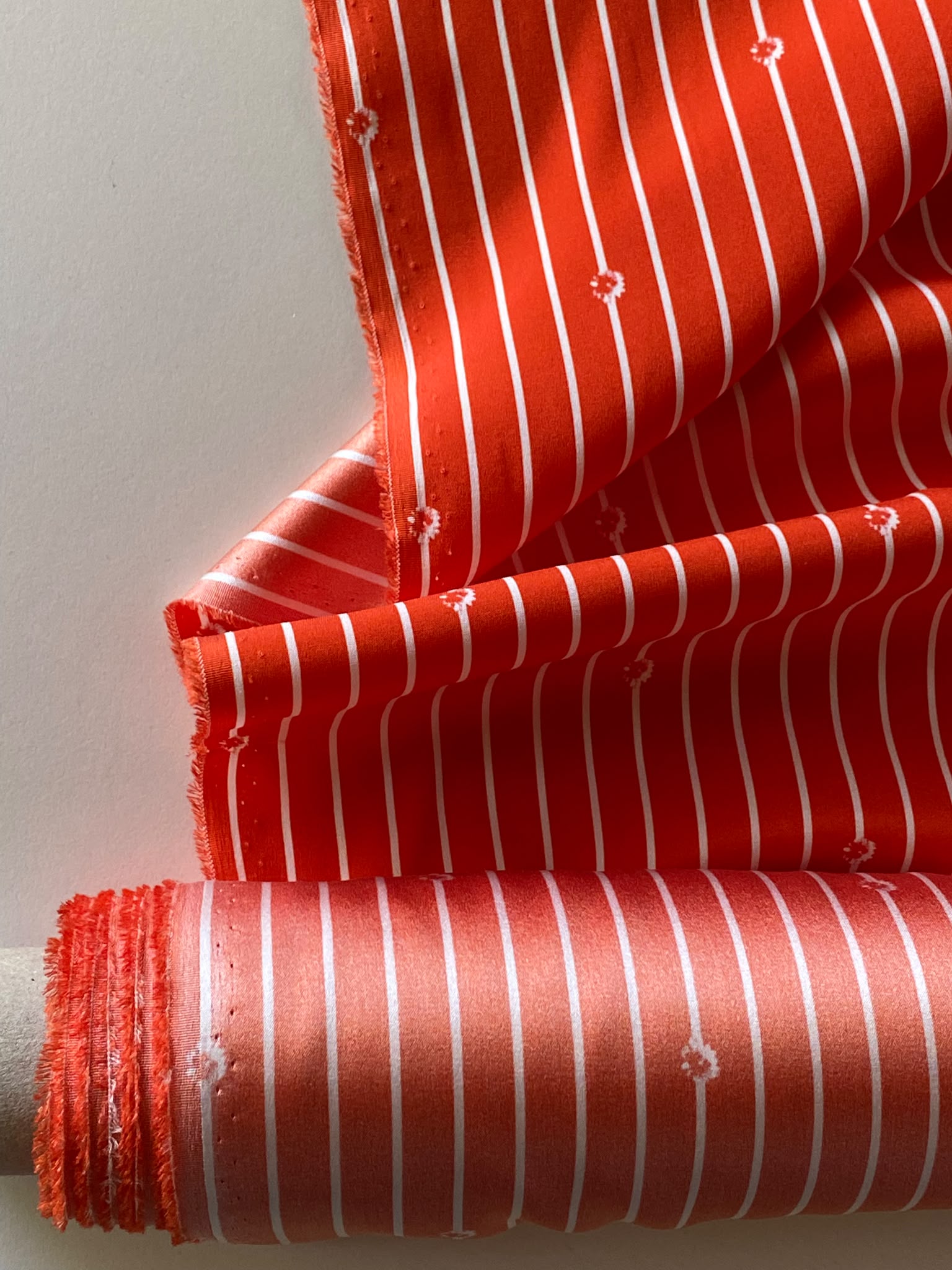 Tesatura crepe de chine din matase naturala - model liniar, Rosu/Alb - imagine 5