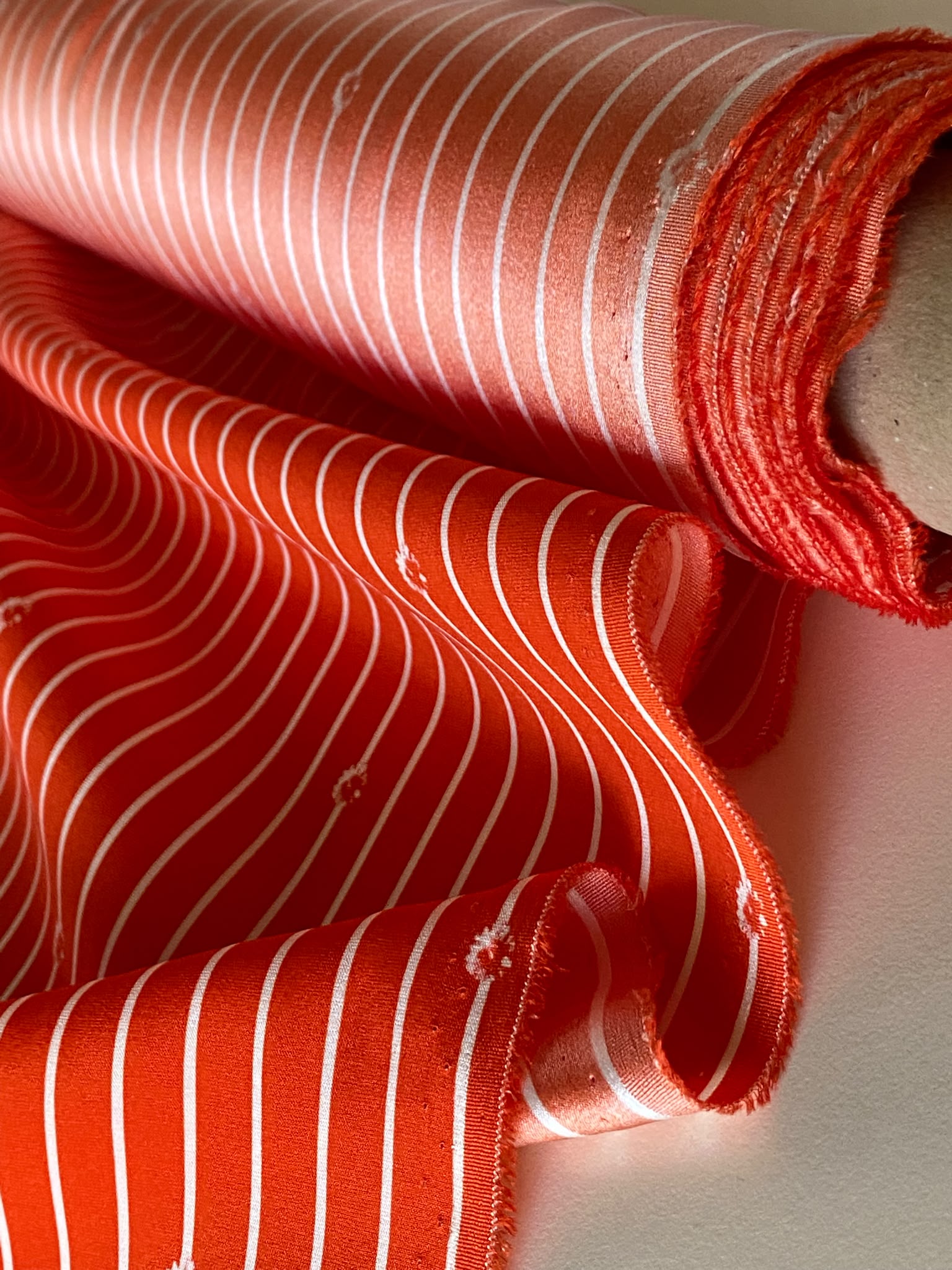 Tesatura crepe de chine din matase naturala - model liniar, Rosu/Alb - imagine 6