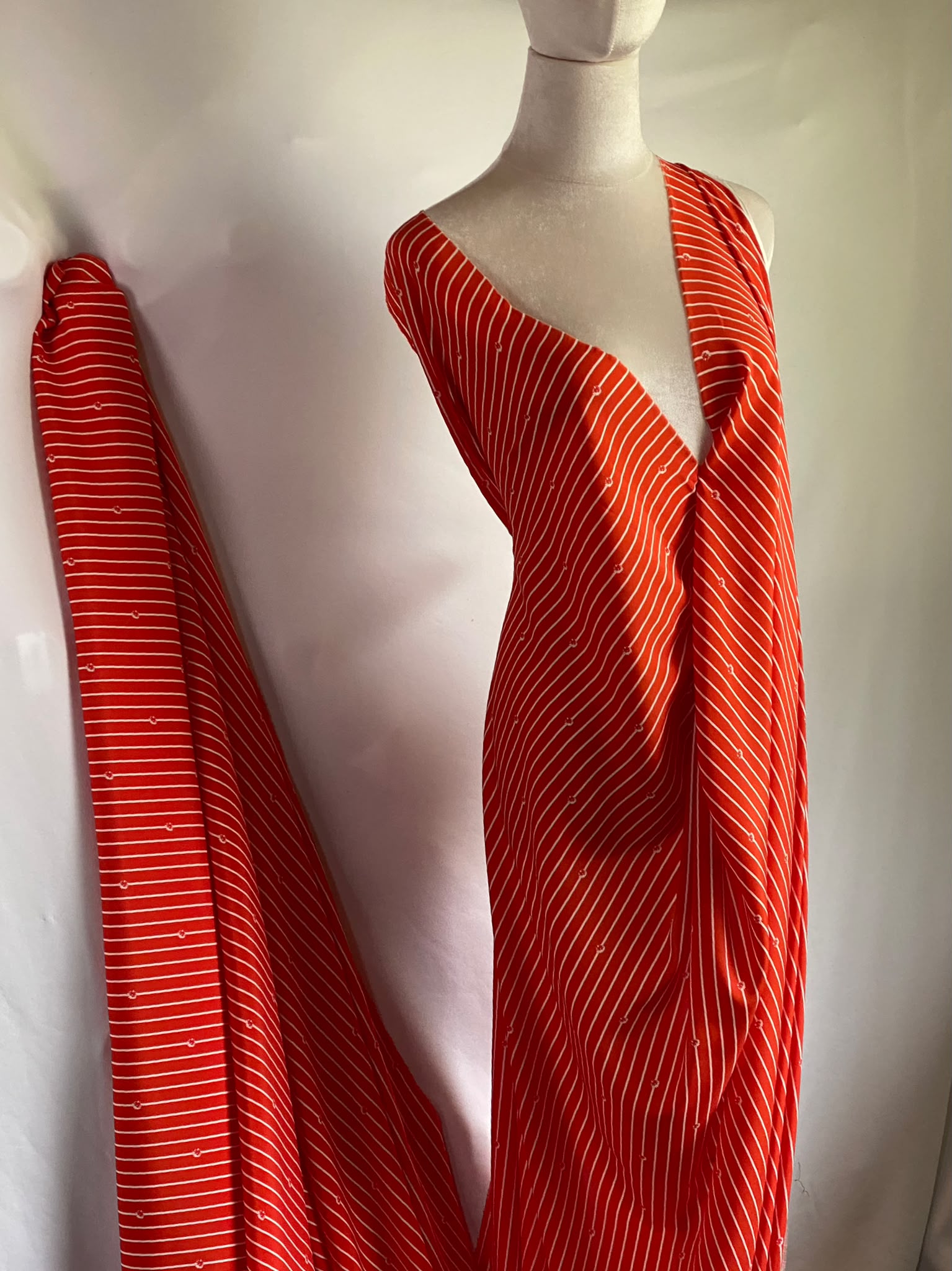 Tesatura crepe de chine din matase naturala - model liniar, Rosu/Alb - imagine 2