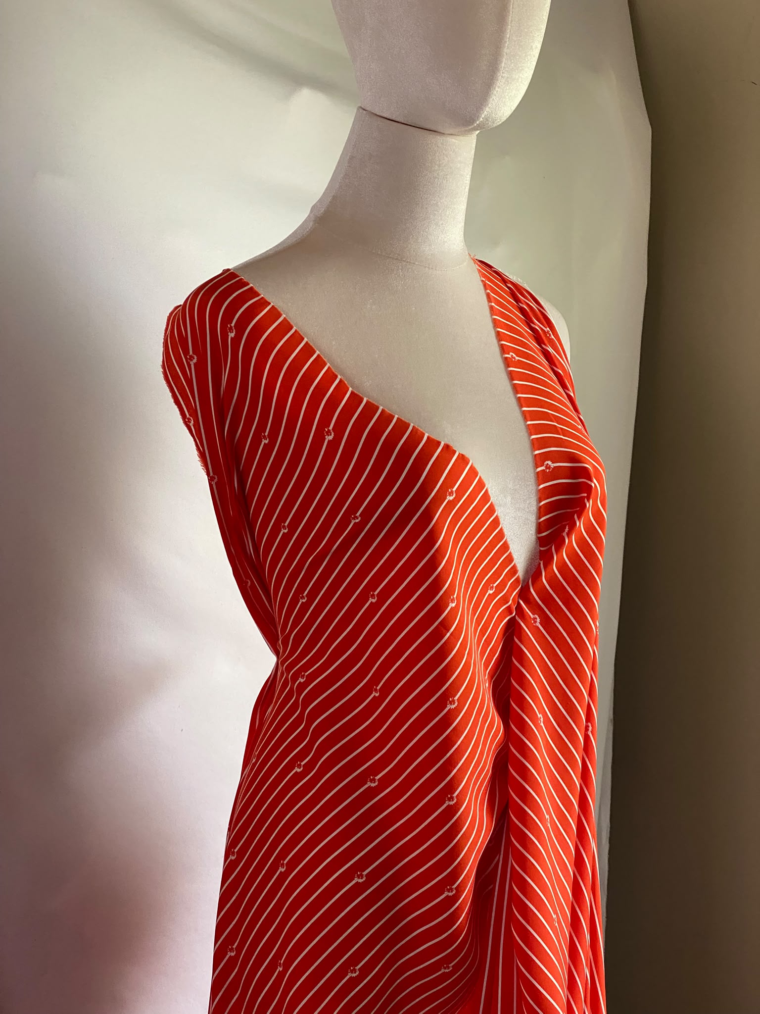 Tesatura crepe de chine din matase naturala - model liniar, Rosu/Alb - imagine 3