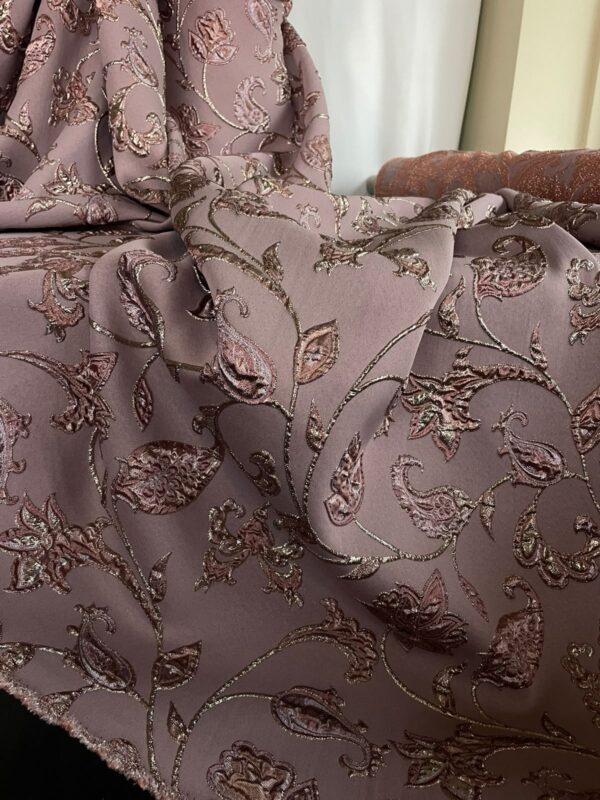Tesatura Jacquard cu insertii de lurex si design floral, Roz / Auriu