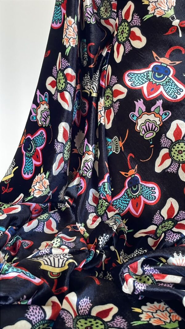 Tesatura imprimata pe suport de catifea – design Floral, Multicolor/Negru