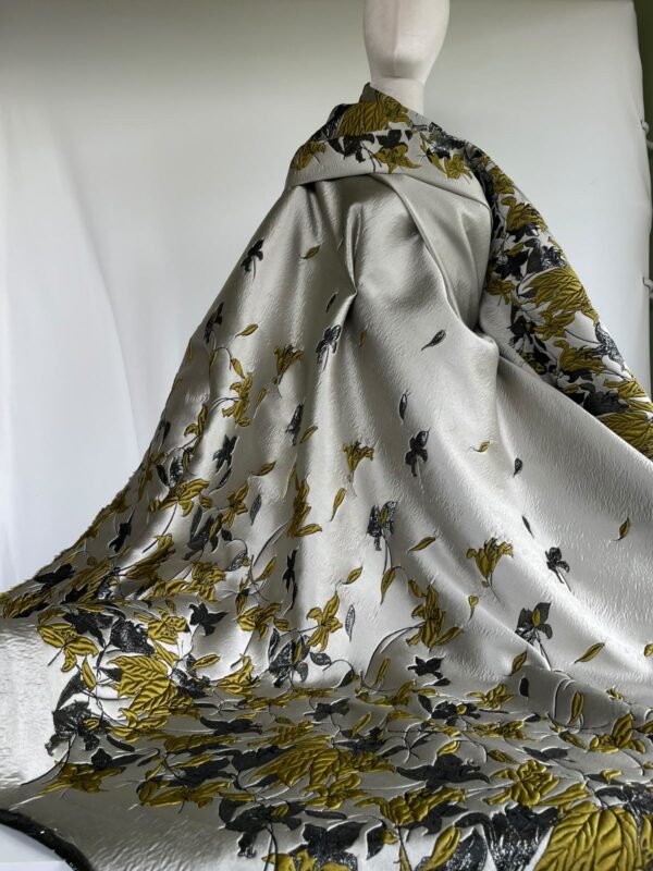 Tesatura jacquard – panou cu design floral si insertii de lurex, Argintiu/Galben – Mustar