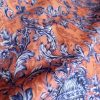Tesatura din lana cu elastan – imprimeu floral, Piersiciu - Albastru