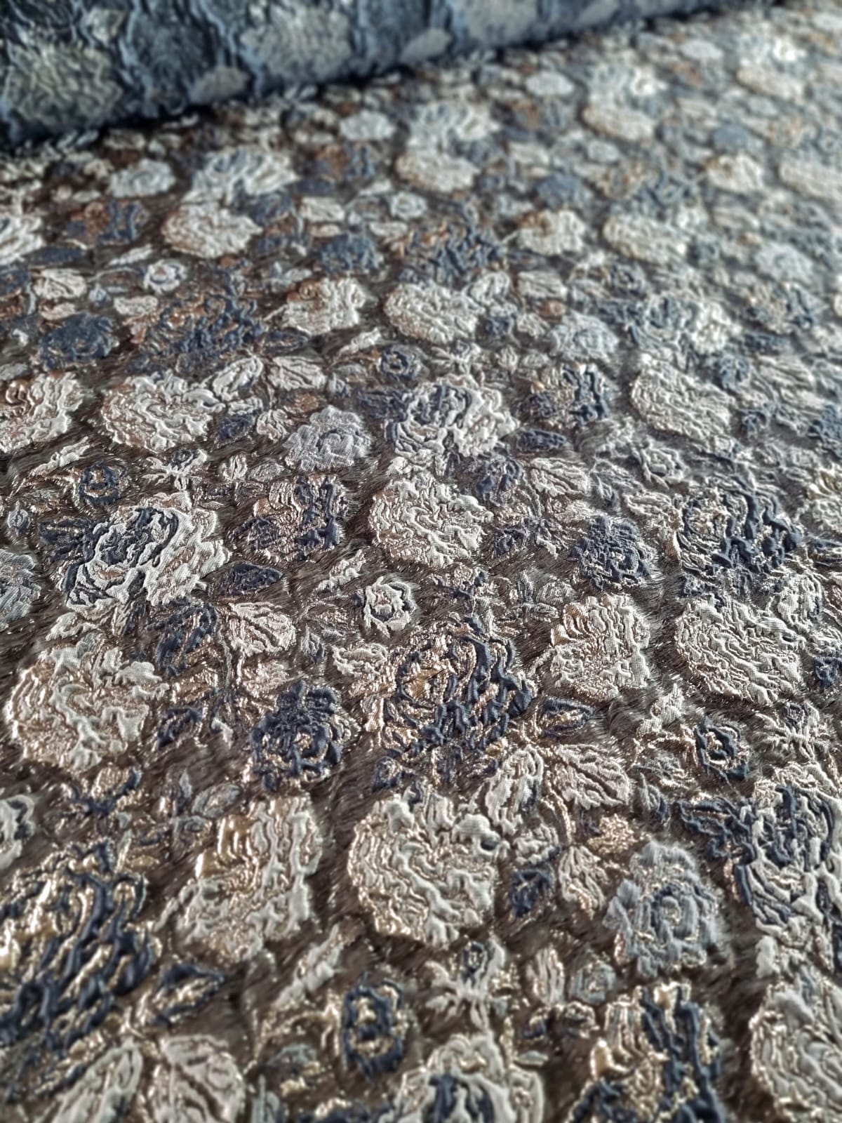 Tesatura Jacquard cu insertii de lurex- design floral, Auriu - Gri