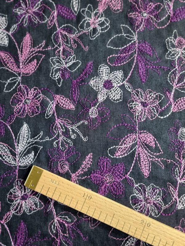 Tesatura denim din bumbac – brodata , Negru – Roz – Cyclamen - Alb