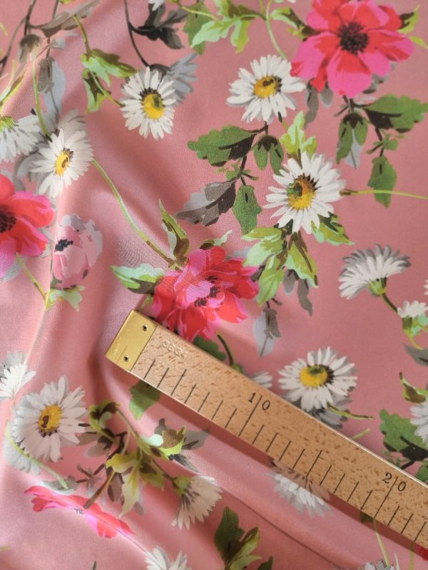 Tesatura din matase naturala - crepe de chine cu design floral, Roz