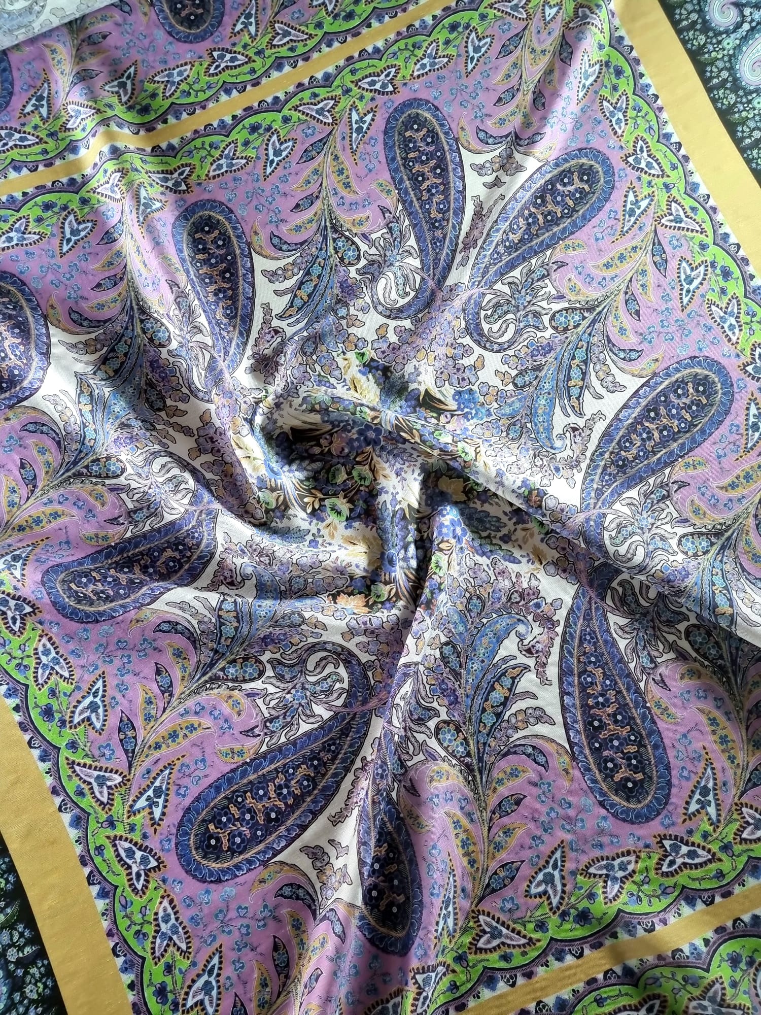 Tesatura din matase naturala cu viscoza  - tip panouri mici cu bordura  design floral și motive paisley,  Multicolor