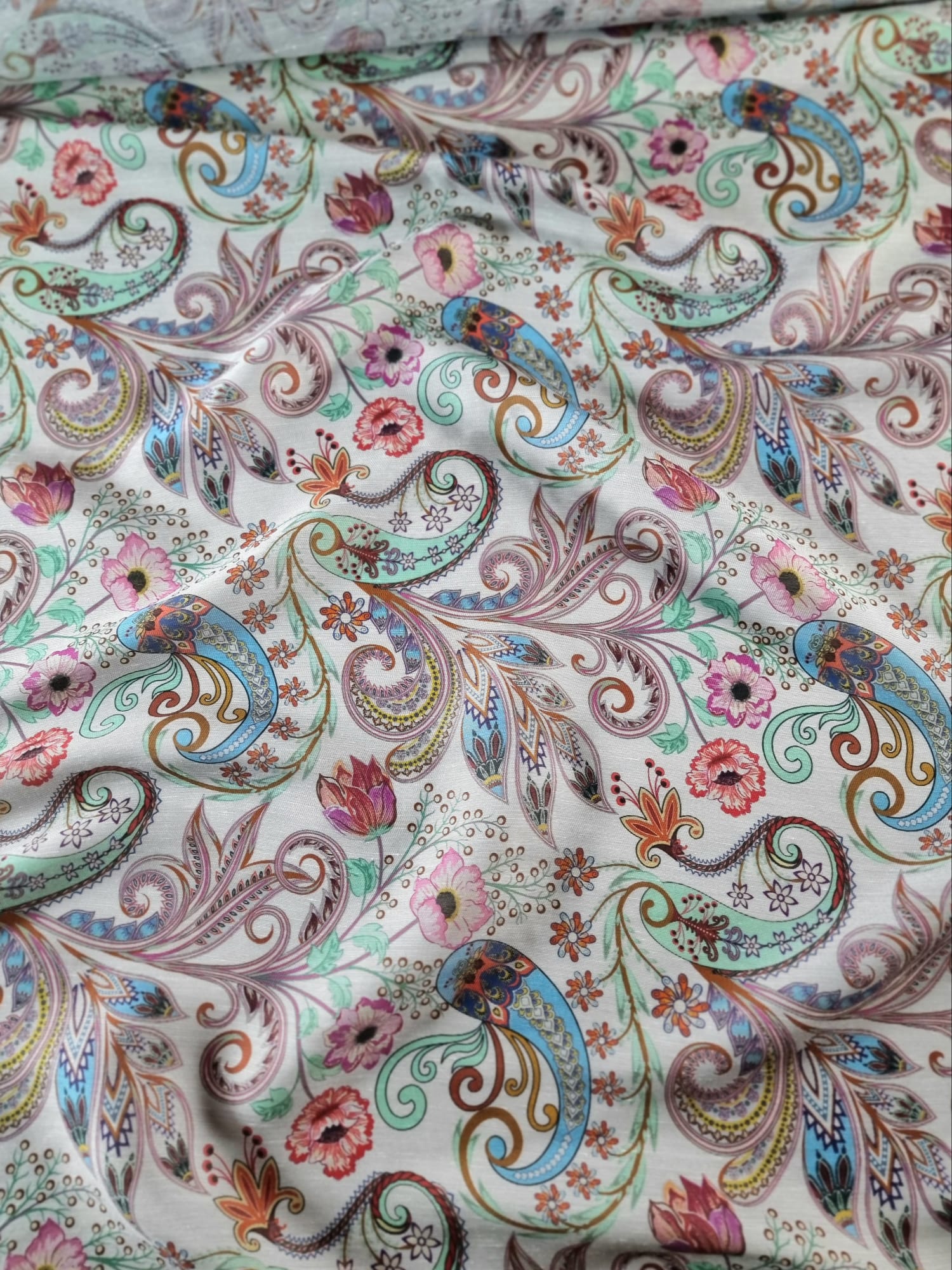 Tesatura din mătase naturala cu viscoza - motive paisley si design floral, Multicolor