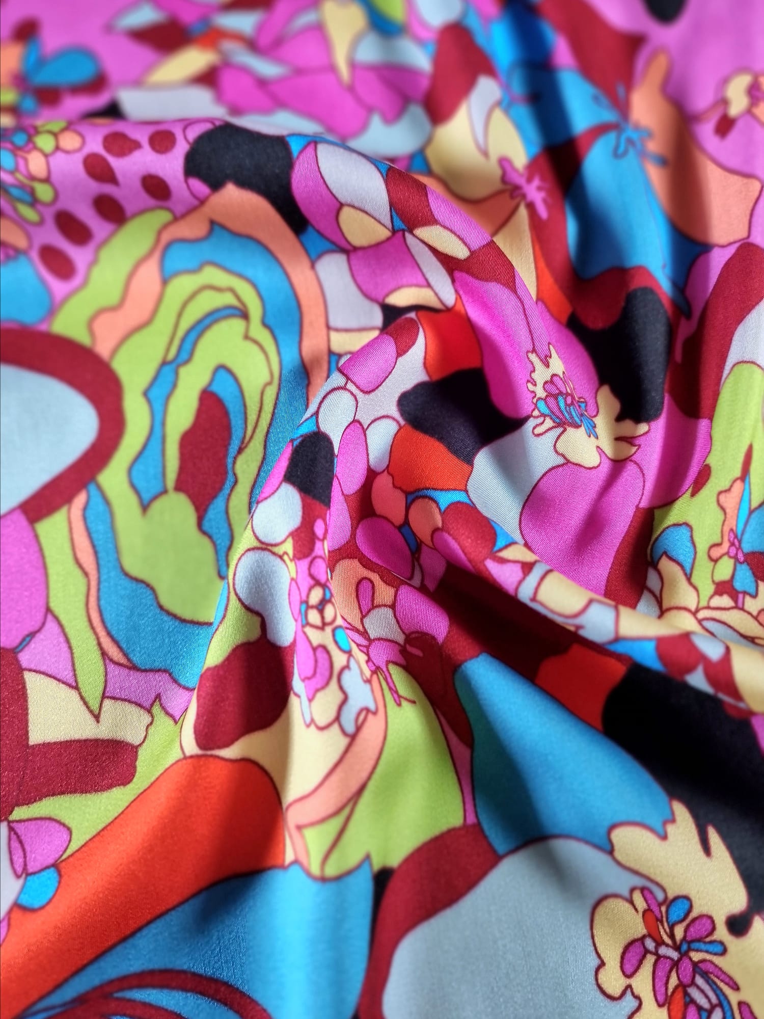 Tesatura din viscoza subțire - design exotic cu flori stilizate, Multicolor