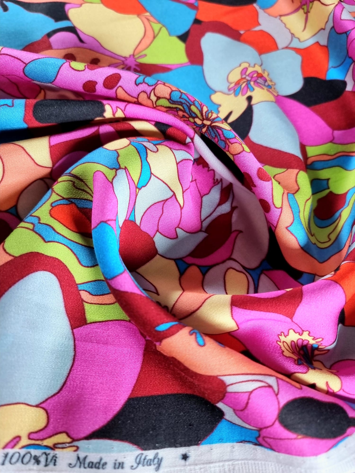 Tesatura din viscoza subțire - design exotic cu flori stilizate, Multicolor