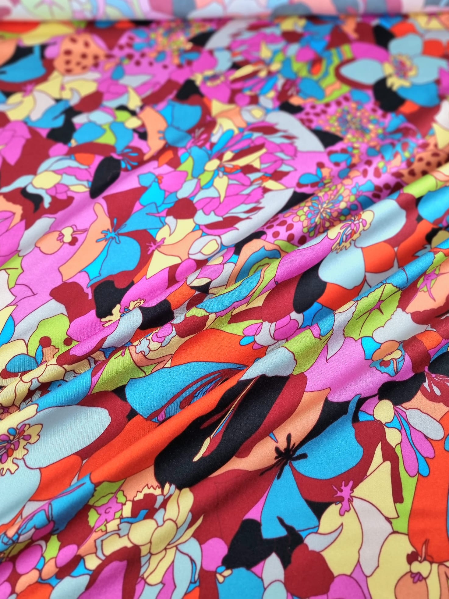 Tesatura din viscoza subțire - design exotic cu flori stilizate, Multicolor