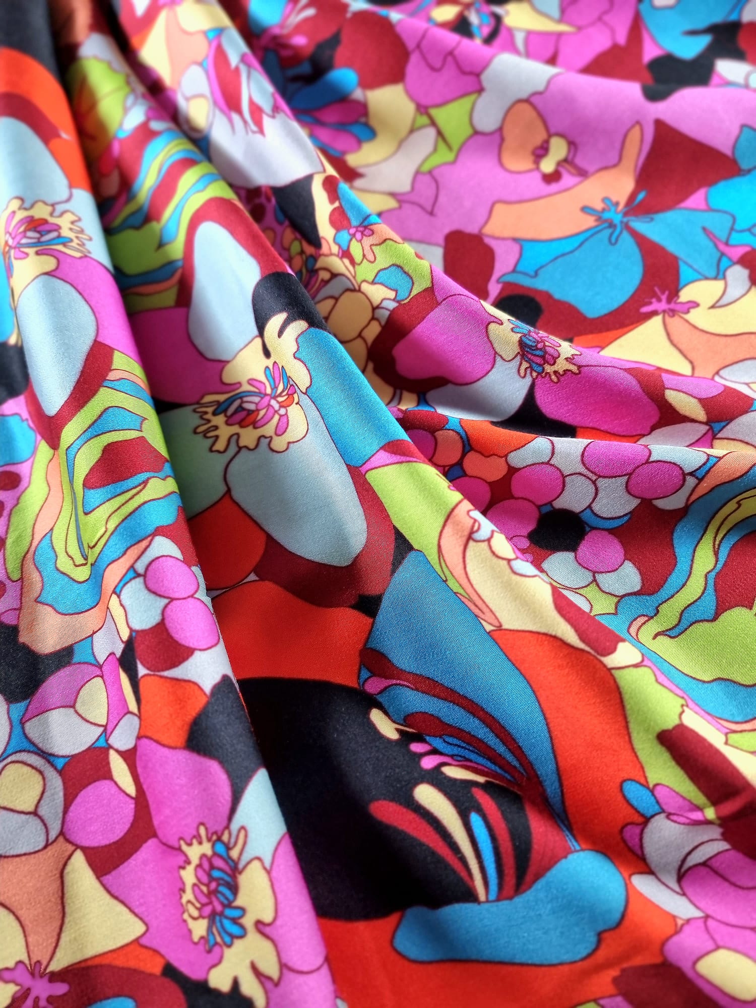 Tesatura din viscoza subțire - design exotic cu flori stilizate, Multicolor