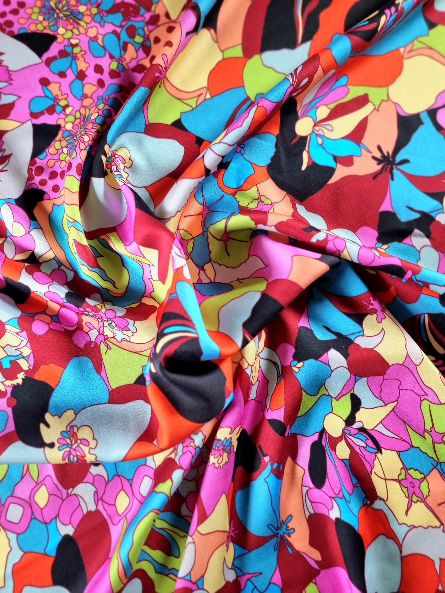 Tesatura din viscoza subțire - design exotic cu flori stilizate, Multicolor