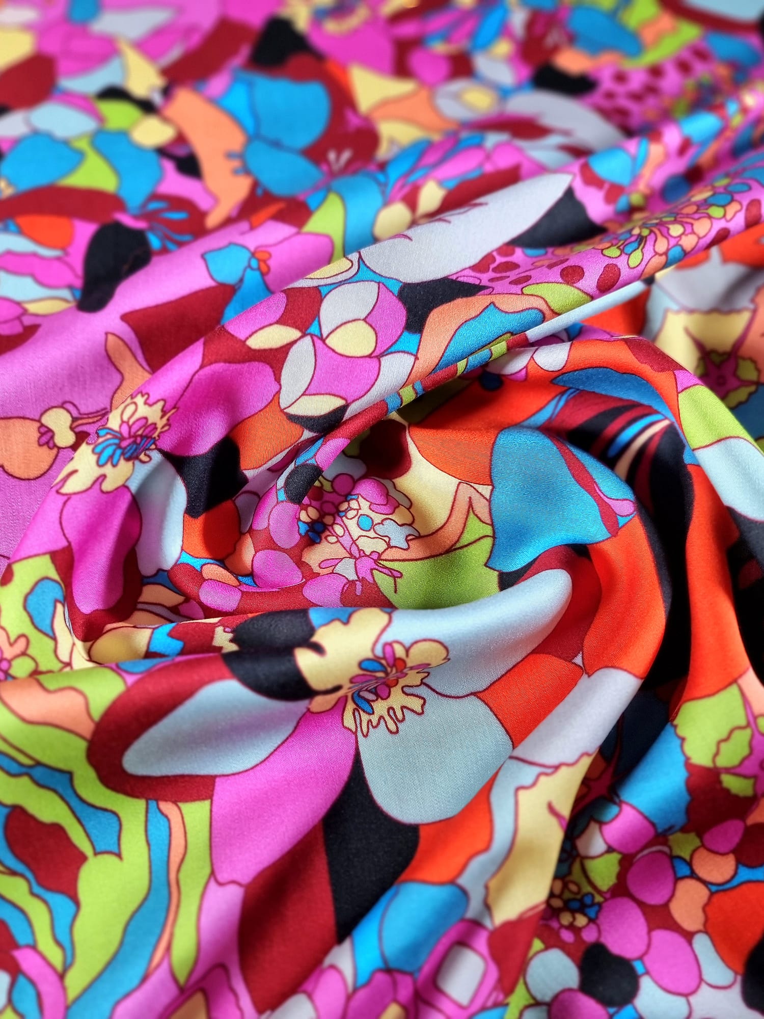 Tesatura din viscoza subțire - design exotic cu flori stilizate, Multicolor