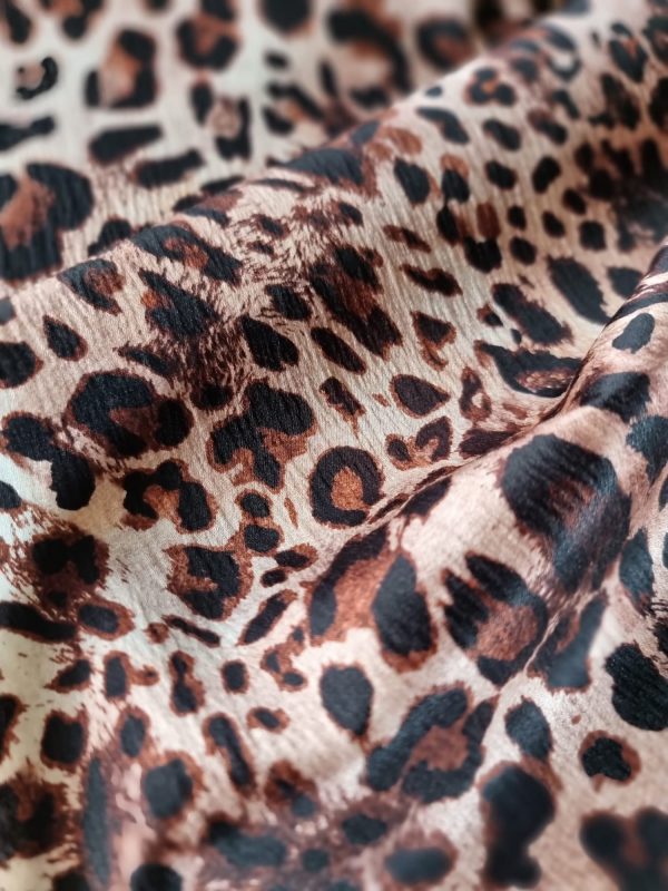 Tesatura gofrata din matase naturala cu lână și elastan - design animal print, Maro - Roscat