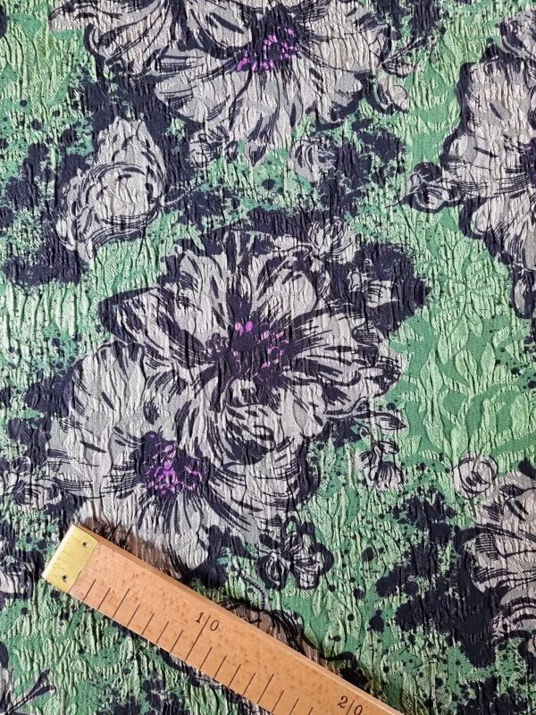 Tesatura jacquard gofrat - design floral, Verde - Negru  - Lila