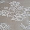 Dantelă chantilly - design floral, Alb fildes