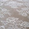 Dantelă chantilly - design floral, Alb fildes