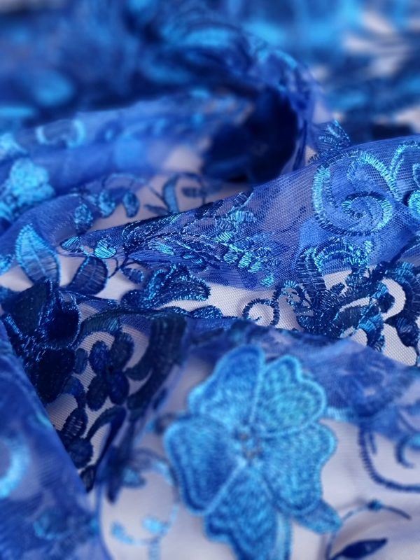 Tesatura brodata pe suport tulle si fir de lurex - desing floral, Albastru