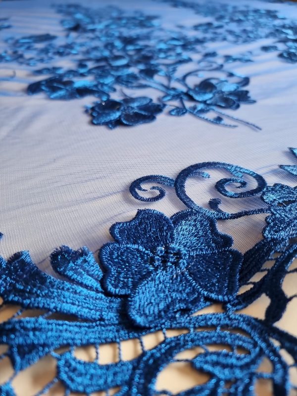 Tesatura brodata pe suport tulle si fir de lurex - desing floral, Albastru