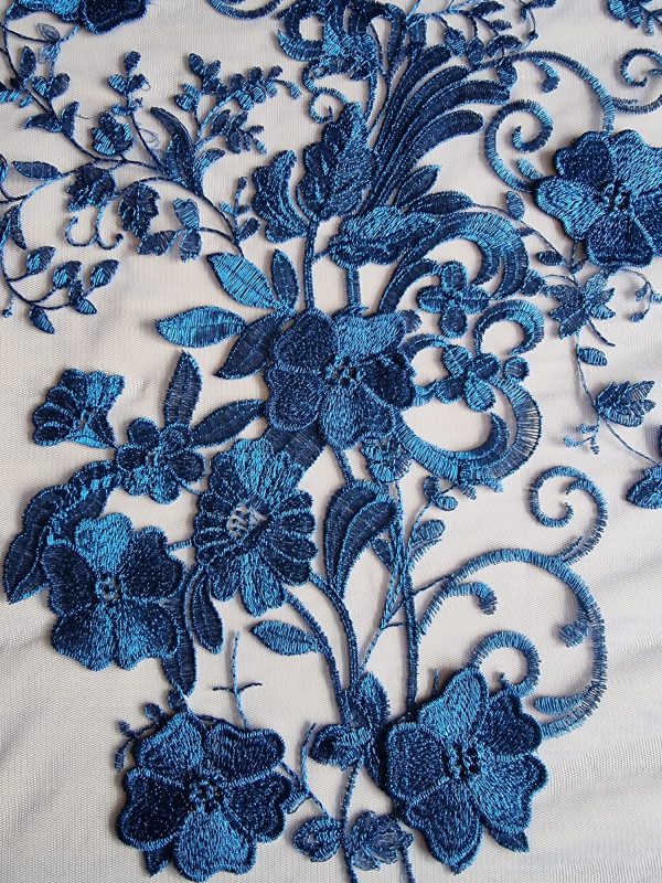 Tesatura brodata pe suport tulle si fir de lurex - desing floral, Albastru