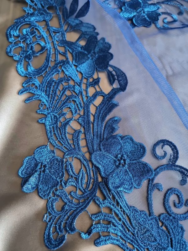 Tesatura brodata pe suport tulle si fir de lurex - desing floral, Albastru
