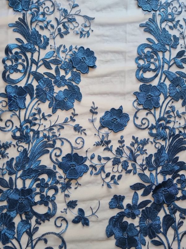 Tesatura brodata pe suport tulle si fir de lurex - desing floral, Albastru