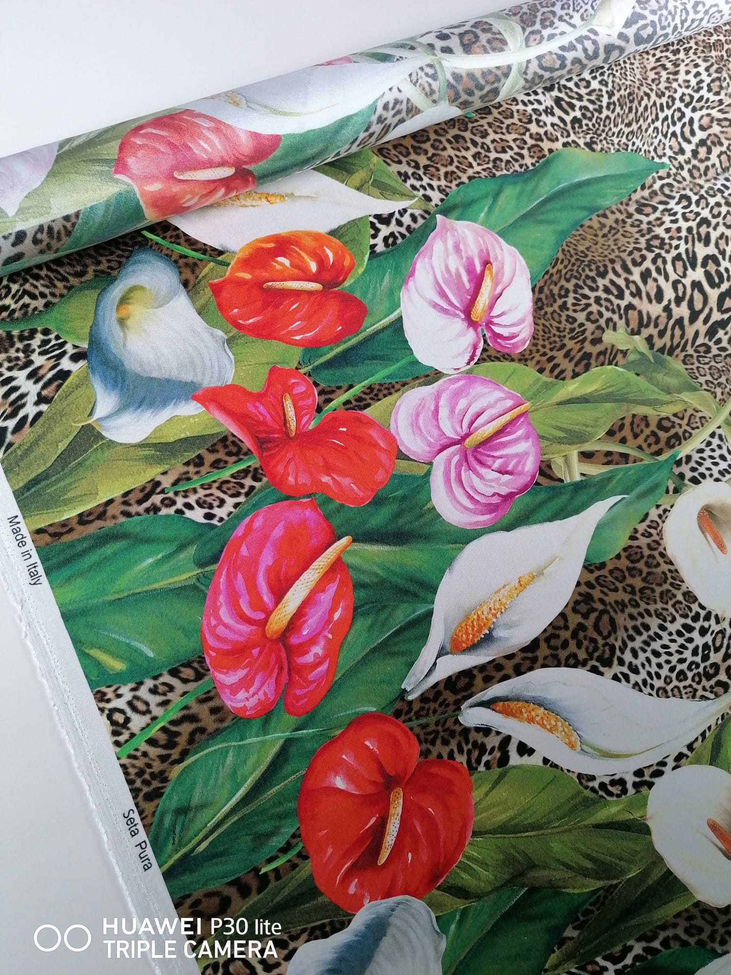 Țesătură din mătase naturală - twill design floral cu animal print, Multicolor