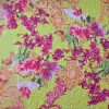 Țesătură cu suprafața paietata și imprimata floral pe fond galben