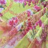 Țesătură cu suprafața paietata și imprimata floral pe fond galben