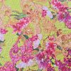 Țesătură cu suprafața paietata și imprimata floral pe fond galben