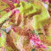 Țesătură cu suprafața paietata și imprimata floral pe fond galben