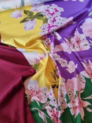 Tesatura crepe din matase naturala cu bordură laterala și design floral, Multicolor