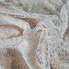 Dantela fina Chantilly - design floral , Alb fildes - imagine 3