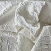 Tesatura jacquard - design floral reliefat, Alb
