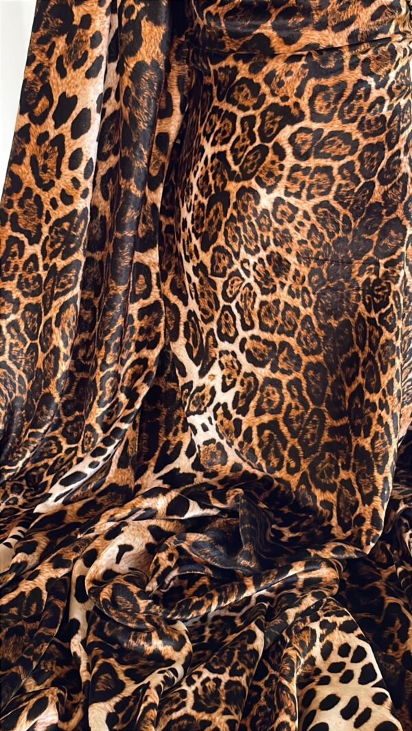Catifea din fibre naturale  – Model Animal print, Maro Bej Negru