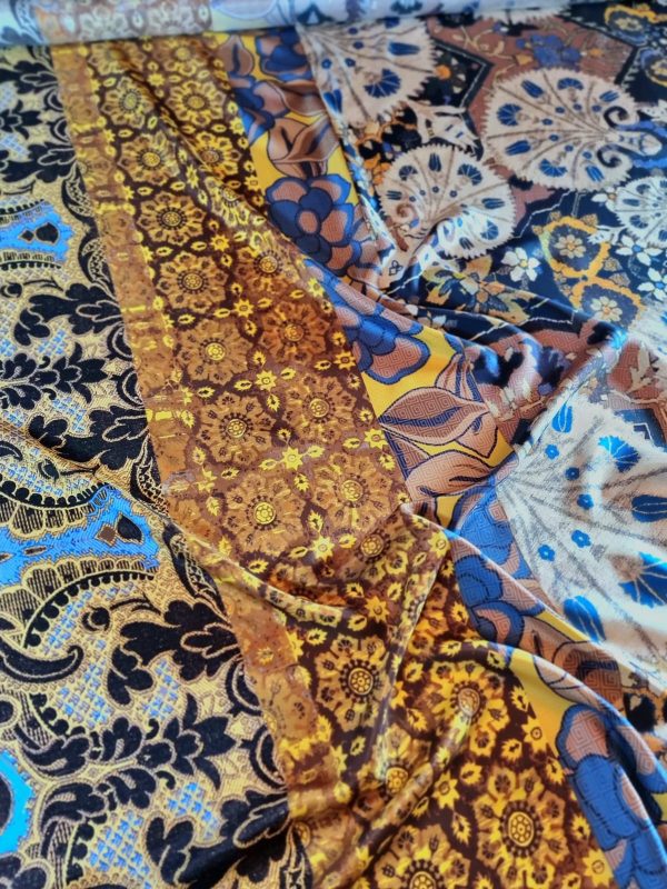 Tesatura twill din matase naturala - design cu bordură laterala și motive etno, Albastru Bej Mustar