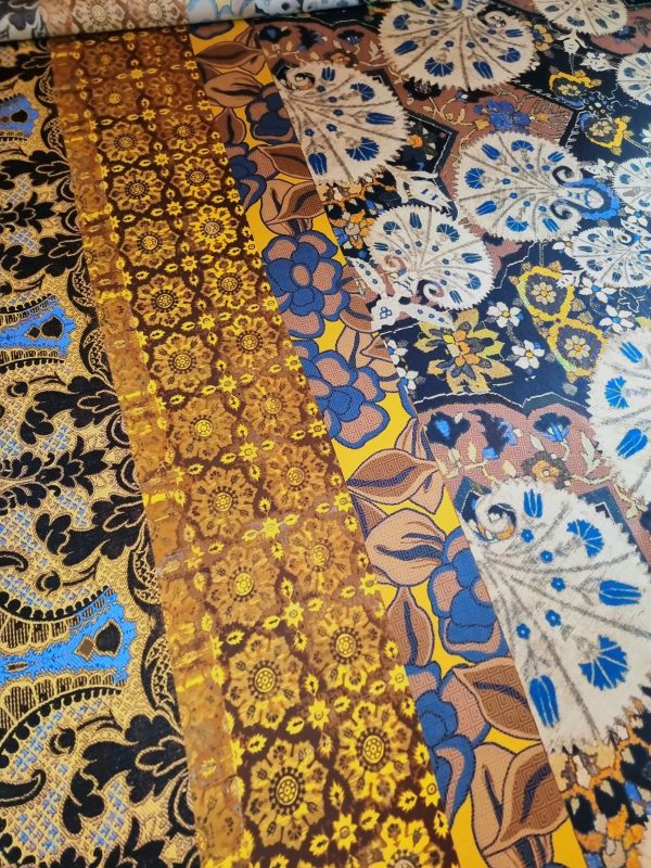 Tesatura twill din matase naturala - design cu bordură laterala și motive etno, Albastru Bej Mustar - imagine 8