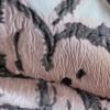 Tesatura jacquard - imprimeu cu flori gigant și reliefate, Roz - Ivoire - Gri - imagine 3