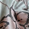 Tesatura jacquard - imprimeu cu flori gigant și reliefate, Roz - Ivoire - Gri - imagine 2