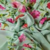 Tesatura voal georgette tip panou din matase naturala cu Imprimeu floral pe nuanțe de roz și fond verde fistic