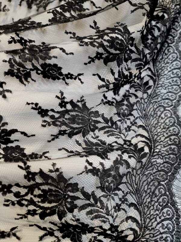 Dantela fina Chantilly cu design floral , Negru - imagine 8