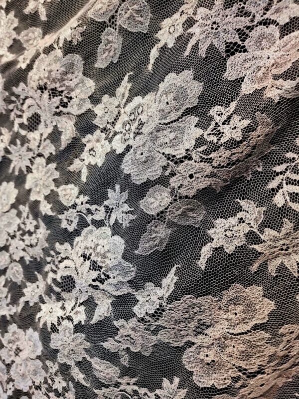 Dantelă Chantilly - design floral,  Roz prafuit cu fir metalizat argintiu - imagine 2