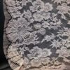 Dantelă Chantilly - design floral,  Roz prafuit cu fir metalizat argintiu