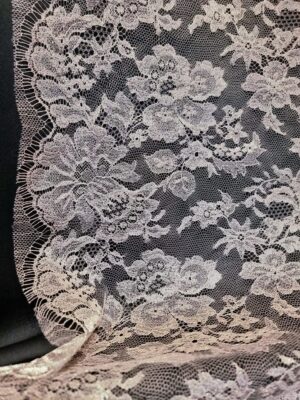 Dantelă Chantilly - design floral,  Roz prafuit cu fir metalizat argintiu