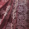 Dantelă Chantilly  - design floral cu bordură laterala,  Roz zmeuriu cu fir metalizat argintiu