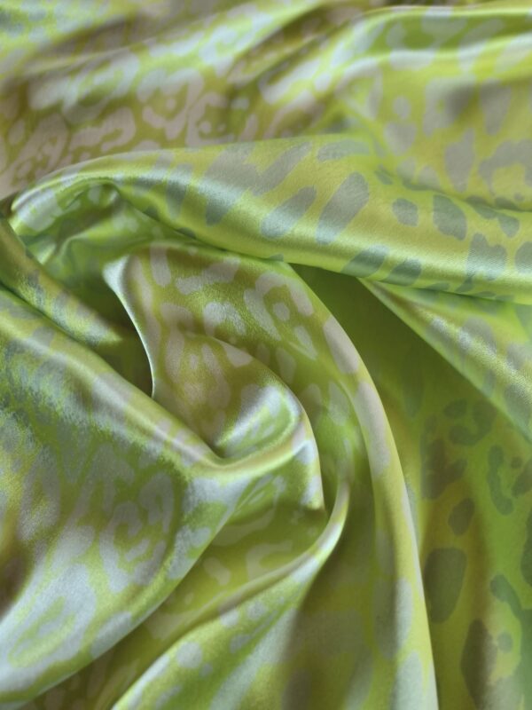 Tesatura dublu crepe satinata cu design animal print, Verde Galben